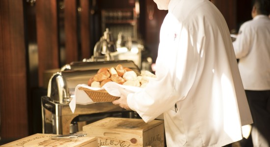 waiter-492872_1280